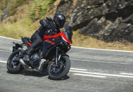 Moto in Action S-10 E-04 ΥΑΜΑΗΑ TRACER 7 & APRILIA TUONO 457