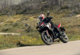 Moto in Action S-10 E-22 Benelli TRK702X & TRIUMPH Scrambler 400 XC